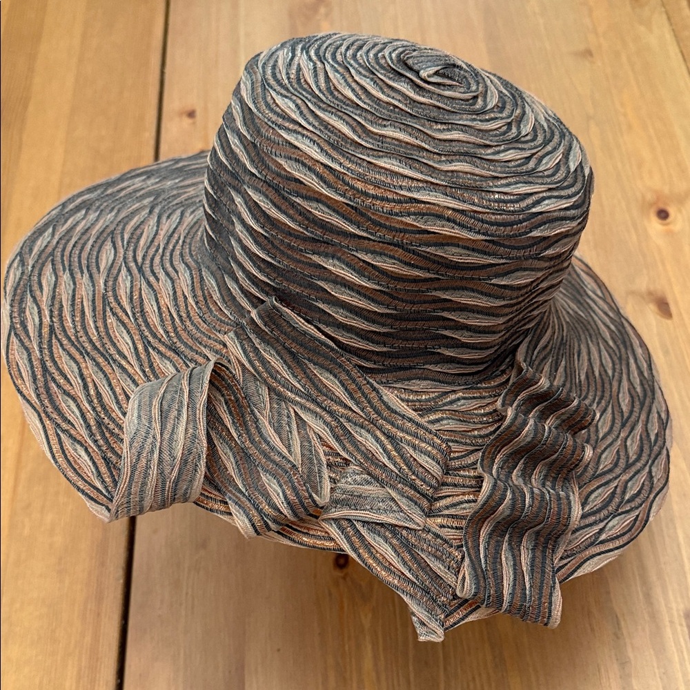 Chic Textured Women's Hat - Black and Tan